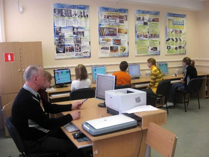 Занятия в компьютерном классе проводит доцент Э.М. Кравченя